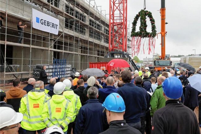 St. Egidien: Geberit feiert Richtfest für 56-Millionen-Euro-Neubau - Am Mittwochnachmittag wurde bei Geberit im Gewerbegebiet Am Auersberg der Richtkranz in die Höhe gezogen. 