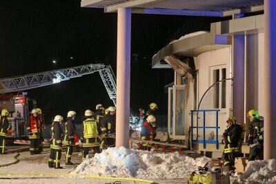 St. Egidien: Hoher Schaden bei Brand in Gewerbegebiet - In einer Werkhalle im St. Egidiener Gewerbegebiet "Am Auersberg" war am Freitagabend ein Feuer ausgebrochen. 