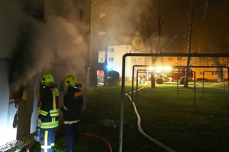 St. Egidien: Kellerbrand - 13 Menschen in Sicherheit gebracht - 