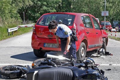 St. Egidien: Motorradfahrer prallt gegen Pkw - Dieser schwere Unfall zwischen einem Motorrad und einem Pkw ereignete sich am Donnerstag in St. Egidien.
