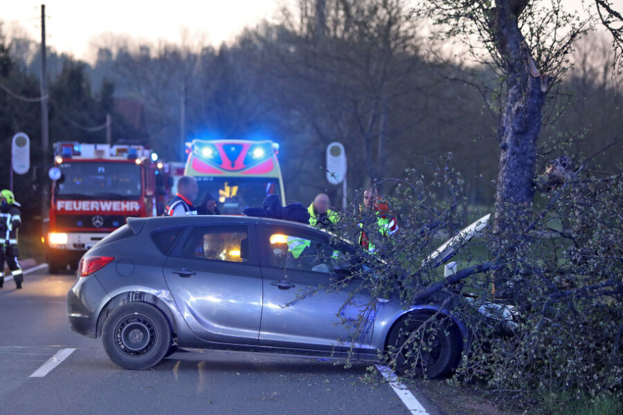 St.-Egidien: Opel-Fahrer fährt gegen Baum - 