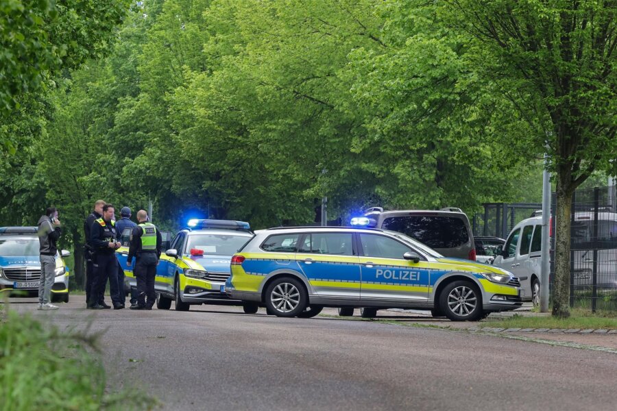 St. Egidien: Polizeieinsatz am Asylbewerberheim - Die Buchenstraße musste während des Einsatzes voll gesperrt werden.
