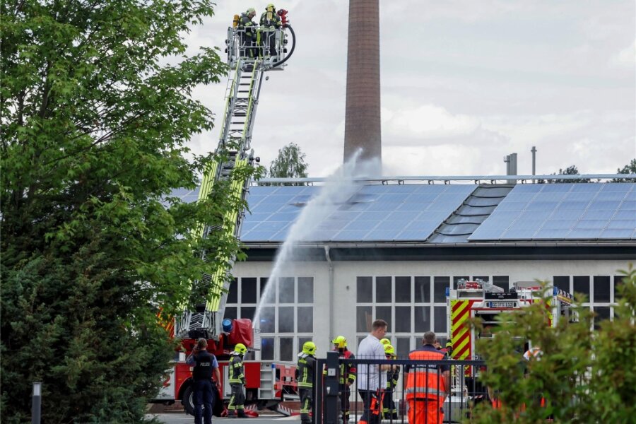 St. Egidien: Solarpaneele geraten in Brand - Die Wehren von St. Egidien und Lichtenstein waren auf dem Firmengelände im Einsatz.