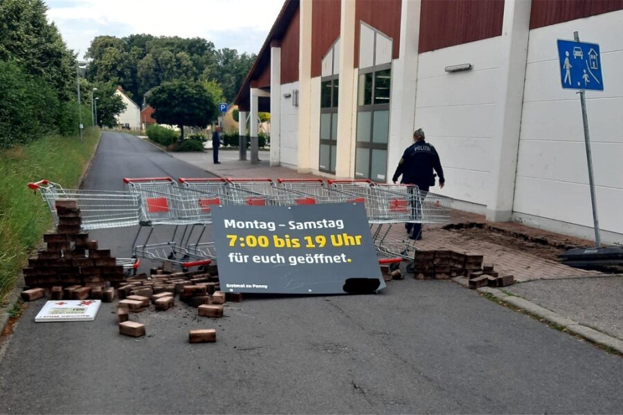 St. Egidien: Vandalismus vorm Pennymarkt - Die „Barrikade“ vor dem Pennymarkt in St. Egidien.