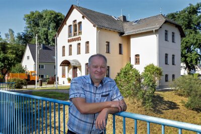 St. Egidien: Vier Bauvorhaben laufen parallel - Bürgermeister Uwe Redlich (parteilos) vor dem Rathaus von St. Egidien: Die kleine Gemeinde ist aktuell mit vier Bauvorhaben befasst, im nächsten Jahr soll ein weiteres Großprojekt starten.