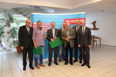 St. Egidiener putzen Deutschland heraus - Den Walter-Hartwig-Preis erhielt Mario Schreckenbach (2. v. l.) von Dietmar Mothes, dem Präsidenten der Handwerkskammer Chemnitz.