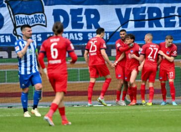 St. Pauli wieder auf Aufstiegskurs - KSC schlägt Hertha - Hertha BSC traf zwar doppelt in Karlsruhe, musste sich dennoch mit 2:3 geschlagen geben.