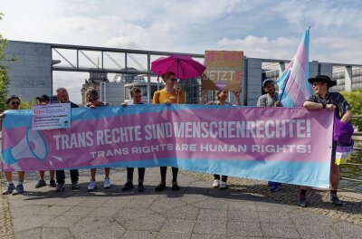 "Staat darf Transgeschlechtliche nicht länger wie Kranke behandeln": Was das neue Selbstbestimmungsgesetz bringt - Bei der Vorstellung des Gesetzentwurfes im Juni 2023 demonstrierten vor dem Haus der Bundespressekonferenz in Berlin Aktivisten für die Rechte transsexueller Menschen. 