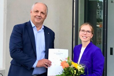 Staatliche Studienakademie Plauen beruft neue Professoren - Maria Stöckner erhielt ihre Berufungsurkunde von Lutz Neumann, dem Direktor der Studienakademie Plauen.