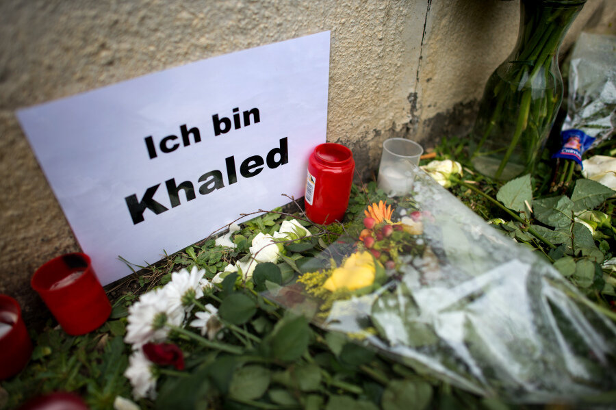 Staatsanwalt: Mitbewohner tötete Asylbewerber Khaled B. - Kerzen, Blumen und Gedenkbriefe an der Stelle im Hof des Plattenbaus in Dresden, an der, der getötete Asylbewerber, Khaled B. gefunden wurde.