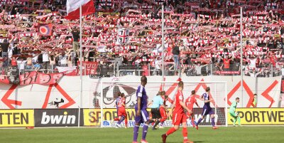Staatsanwaltschaft verbietet Zwickauer Zaunsfahne: FSV-Fans reagieren mit Boykott - Zaunsfahne von Red Kaos bei einem Heimspiel.