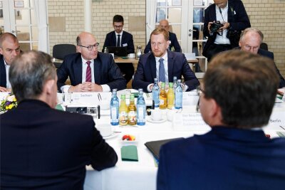 Staatskanzleichef Schenk soll Sachsen-CDU in Europawahlkampf führen - Soll für Sachsens CDU nach Europa: Mit Staatskanzleichef Oliver Schenk (hinten links) soll ein enger Vertrauter von Ministerpräsident Michael Kretschmer (rechts) ins Europaparlament.