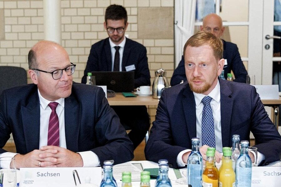 Staatskanzleichef Schenk soll Sachsen-CDU in Europawahlkampf führen - Soll für Sachsens CDU nach Europa: Mit Staatskanzleichef Oliver Schenk (hinten links) soll ein enger Vertrauter von Ministerpräsident Michael Kretschmer (rechts) ins Europaparlament.