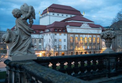 Staatsschauspiel Dresden stellt Programm für Spielzeit vor - Blick auf das Dresdner Schauspielhaus vom Zwinger während der Morgendämmerung.