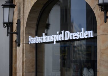Staatsschauspiel tauscht Gemälde wegen NS-Vergangenheit aus - Staatsschauspiel Dresden steht am Schaufenster der Theaterkasse am Schauspielhaus (Großes Haus).