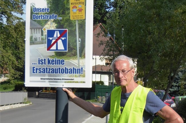 Staatsstraße vor Reinsberg soll noch dieses Jahr gebaut werden - Die Bürgerinitiative Reinsberg-Dittmannsdorf protestiert mit Plakaten gegen den Ausweichverkehr von der Autobahn 4 durch ihre Orte. Volker Hönig hat die Schilder mit angebracht. 