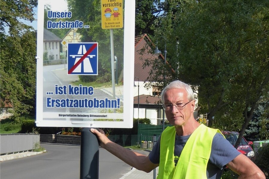 Die Bürgerinitiative Reinsberg-Dittmannsdorf protestiert mit Plakaten gegen den Ausweichverkehr von der Autobahn 4 durch ihre Orte. Volker Hönig hat die Schilder mit angebracht. 