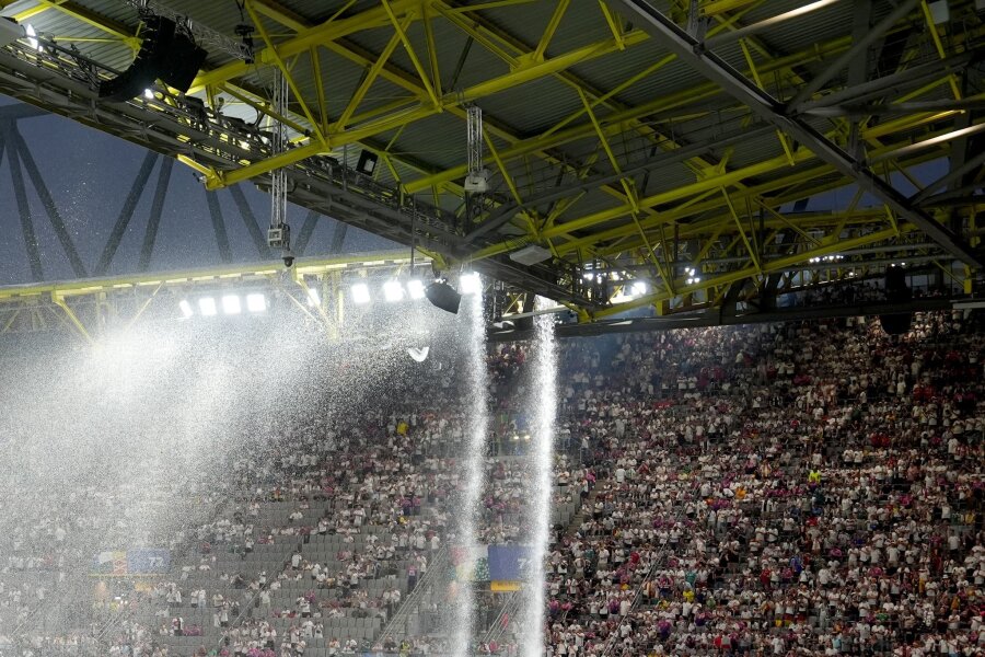 Stadion-Kletterer muss eventuell Einsatzkosten zahlen - In dem Dach des Borussia-Parks hatte sich ein Mann aufgehalten, um Fotos zu machen.