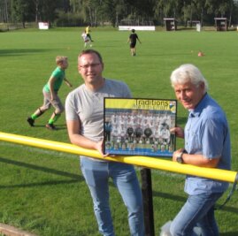 Stadion mit berühmtem Namen - Heiko Blochwitz (l.) und Mike Leye zeigen ein Foto der Traditionsmannschaft des FC Carl Zeiss Jena, der Wolfgang Blochwitz lange Zeit angehörte. 