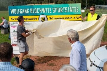 Stadion trägt jetzt Namen von Fußballer - Im Beisein von Sponsoren und Sportbegeisterten enthüllten am Sonntag Andreas Mehnert (li.) und Sebastian Kuhrau die Tafel der Spielstätte, die an Wolfgang Blochwitz, einen großen Fußballer aus Geringswalde, erinnert. 