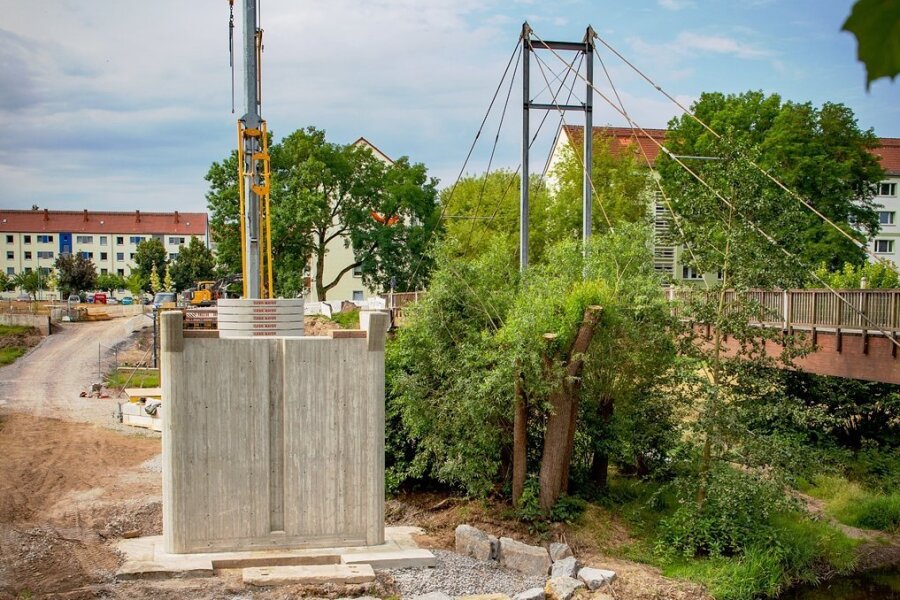 Stadt am Fluss: Flöha leistet sich zwei neue Brücken - Der erste Pfeiler für die neue Stegbrücke ist bereits fertig. Die alte Brücke nebenan bleibt bis zur Fertigstellung des Neubaus begehbar.