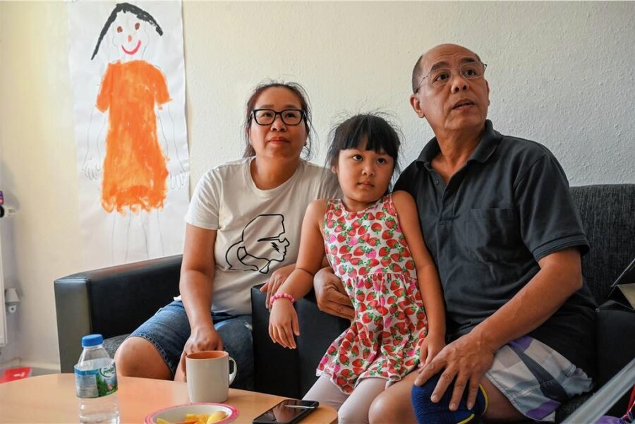 Stadt Chemnitz: Familie Pham wird vorerst nicht abgeschoben - Hoa Nguyen, Emilia Nguyen und Pham Phi Son (von links) in ihrer Wohnung. Die Stadt Chemnitz will die Familie nicht abschieben, teilte sie am Freitag mit. 