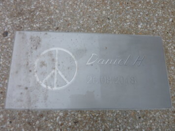 Stadt Chemnitz installiert Gedenkplatte für Daniel H. - Auf dem Fußweg an der Brückenstraße ist eine Gedenkplatte an jener Stelle eingesetzt worden, an der Ende August Daniel H. Opfer eines Tötungsverbrechens wurde.