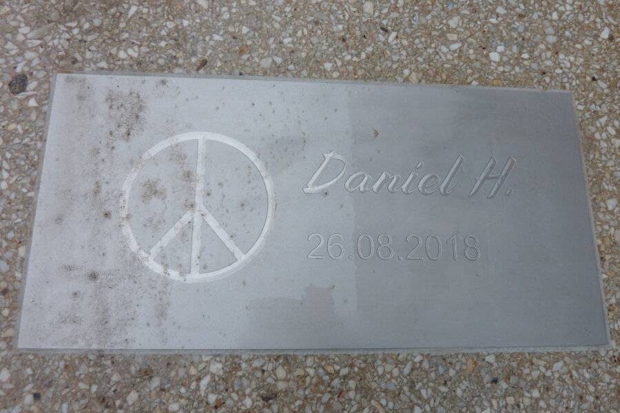 Auf dem Fußweg an der Brückenstraße ist eine Gedenkplatte an jener Stelle eingesetzt worden, an der Ende August Daniel H. Opfer eines Tötungsverbrechens wurde.