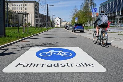 Stadt Chemnitz und ADFC diskutieren Ergebnisse der jüngsten Fahrradumfrage - Auf der Reichenhainer Straße wurde eine von bislang zwei Fahrradstraßen in der Stadt eingerichtet. 