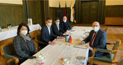 Stadt Chemnitz und IHK fordern Freilassung von ukrainischem Bürgermeister - Melitopols Bürgermeister Ivan Fedorov (2. v. l.) und Oberbürgermeister Sven Schulze (rechts im Bild) beim vergangenen Besuch in Chemnitz.