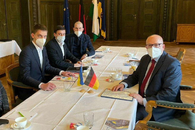 Stadt Chemnitz und IHK fordern Freilassung von ukrainischem Bürgermeister - Melitopols Bürgermeister Ivan Fedorov (2. v. l.) und Oberbürgermeister Sven Schulze (rechts im Bild) beim vergangenen Besuch in Chemnitz.