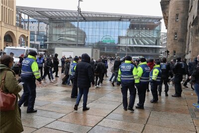 Stadt Chemnitz verbietet für Samstag geplante Großdemo - Polizisten hatten am 27. März den Chemnitzer Neumarkt gesperrt, wo einige gegen die Corona-Politik demonstrieren wollten. Die Versammlung war verboten worden. 