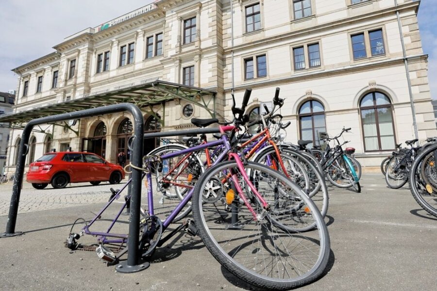 Stadt Chemnitz will Fahrradleichen am Hauptbahnhof beseitigen - Anfang März schafft die Stadt Tatsachen am Hauptbahnhof. Dauerhaft abgestellte Räder sollen weichen. 