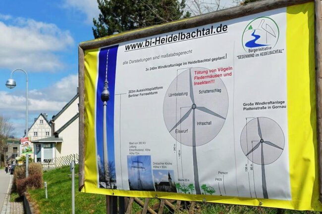 Stadt Ehrenfriedersdorf sagt deutlich Nein zu Windkraftanlagen im Heidelbachtal - Die Bürgerinitiative "Gegenwind im Heidelbachtal" aus Drebach wehrt sich unter anderem mit Plakaten wie diesem gegen die geplanten Windkraftanlagen im Heidelbachtal. Jetzt hat sich auch die Nachbarstadt Ehrenfriedersdorf klar gegen das Vorhaben positioniert. 