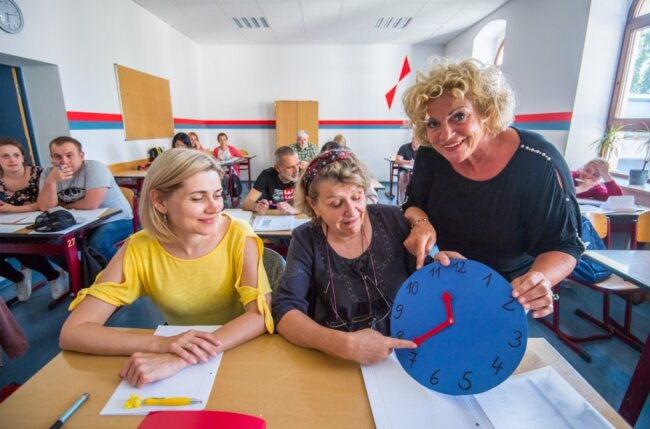 Gabriela Eckhardt (rechts) hat den Deutschunterricht für die Flüchtlinge aus der Ukraine, die in Eibenstock leben, übernommen. In der jüngsten Unterrichtsstunde erklärte sie Natalia Usova (Mitte) und Irina Redko, wie auf Deutsch die Uhrzeit angesagt wird. 