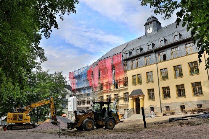 Noch ist die Oberschule Beierfeld eine Baustelle. Doch mit Beginn des Schuljahres 2022/23 soll hier wieder Unterricht stattfinden.