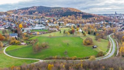Stadt erhält Zuschlag für Landesgartenschau 2026 - Blick aus der Vogelperspektive auf den Kurpark von Bad Schlema. Der soll im Zentrum der Landesgartenschau im Jahr 2026 stehen. 