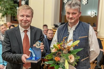 Stadt Falkenstein verleiht erstmals Alfred-Roßner-Medaille - Ralph Ide (rechts) wird von Falkensteins Bürgermeister Marco Siegemund (CDU) die Alfred-Roßner-Medaille überreicht.