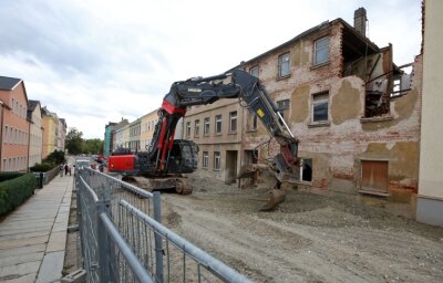 Stadt findet Käufer für Abrissgrundstück - Im Oktober 2020 begann ein Bagger mit den Vorbereitungen für den Abriss der Häuser Schützenstraße 10 und 12.