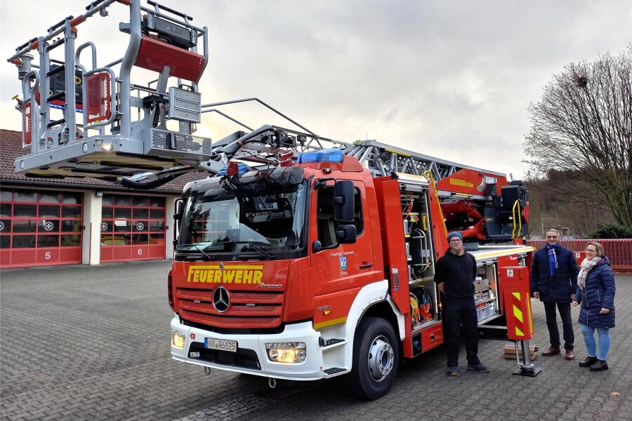 Stadt Flöha investiert fast eine Million Euro - Kurz vor Jahresende konnte die Freiwillige Feuerwehr Flöha die neue Drehleiter übernehmen.