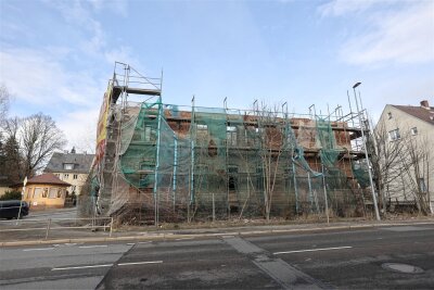 Stadt forciert Abriss von Ruinen in Chemnitz - Die Ruine an der Frankenberger Straße 229 in Ebersdorf verfällt seit vielen Jahren. Jetzt soll sie abgerissen werden.