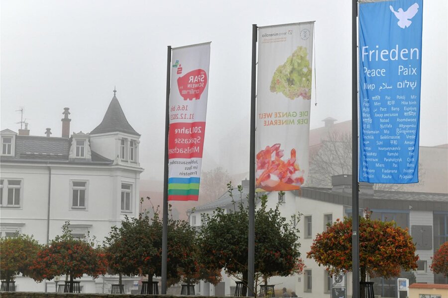 Stadt Freiberg hisst Friedensfahne - Eine Friedensfahne wurde am Dienstag auch am Freiberger Schlossplatz gehisst.