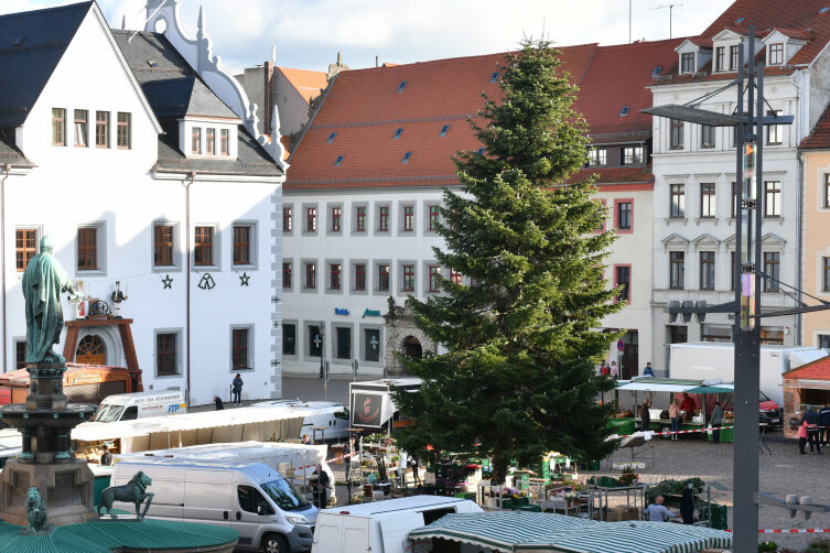 Stadt Freiberg holt ihren Weihnachtsbaum aus bedenklicher Schieflage - Die Schieflage des Weihnachtsbaumes auf dem Freiberger Christmarkt war am Donnerstagmittag deutlich zu erkennen.