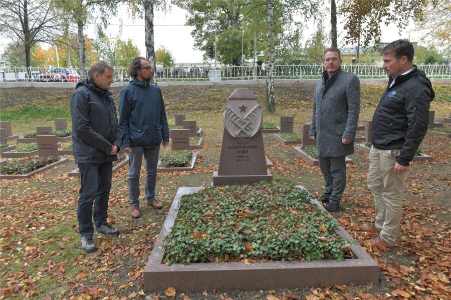 Stadt Freiberg richtet sowjetischen Soldatenfriedhof her - Oberbürgermeister Sven Krüger (2. v. r.) und Mitarbeiter des Rathauses Freiberg auf dem Soldatenfriedhof.