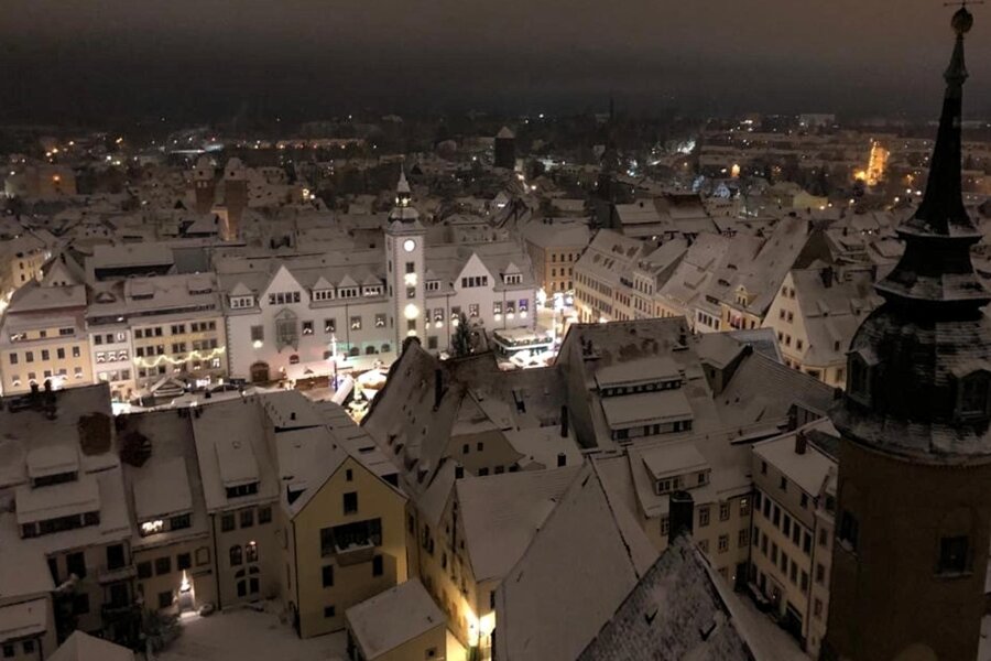 Stadt Freiberg setzt auf eigenen Weihnachtsmann - Weihnachtliches Flair: Tief verschneit zeigt sich in diesem Jahr die Stadt Freiberg mit ihrem Christmarkt.
