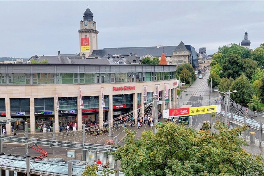 Stadt-Galerie in Plauen evakuiert: Das steckte dahinter - Kunden der Plauener Stadt-Galerie mussten das Einkaufszentrum am Donnerstagvormittag verlassen. Sie versammelten sich vor dem Eingang am Tunnel.