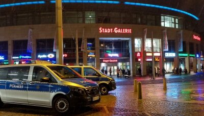 Stadt-Galerie nach Bombendrohung geräumt - Die Polizei riegelte die Stadt-Galerie ab.