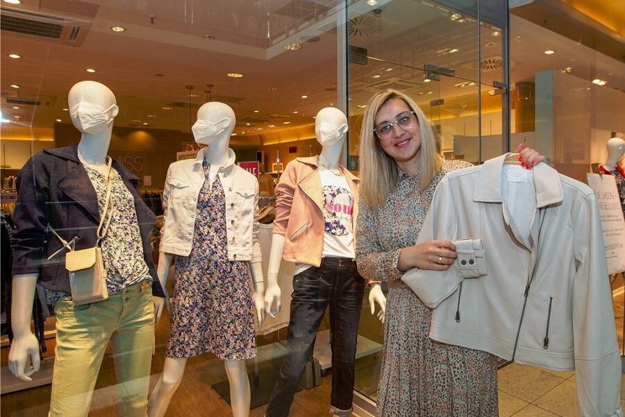 Sophie Schröter, die Storemanagerin der Boutique Miss Fischer, lässt sich die gute Laune nicht vermiesen. Ihr Laden ist zumindest stundenweise fürs Abholen der neuen Frühjahrs- und Sommermode geöffnet.