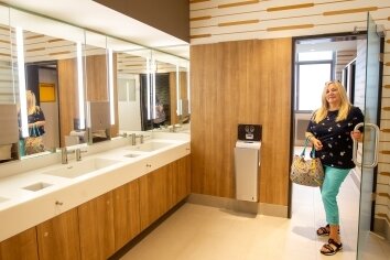 Stadt-Galerie: So schick sind die neuen Toiletten - Kundin Marion Schmidt zeigt sich erfreut über die neu gestalteten Sanitäranlagen. 