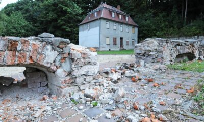 Stadt Glauchau konsultiert den Denkmal-Doktor - Vom Schlossmühlenkomplex ist das ehemalige Wohnhaus am Mühlberg 6 noch stehen geblieben. Der Denkmal-Doktor ist auf das Gebäude, das im 18. Jahrhundert gebaut wurde, aufmerksam geworden. Im Vordergrund sieht man die Reste der Schlossmühle.
